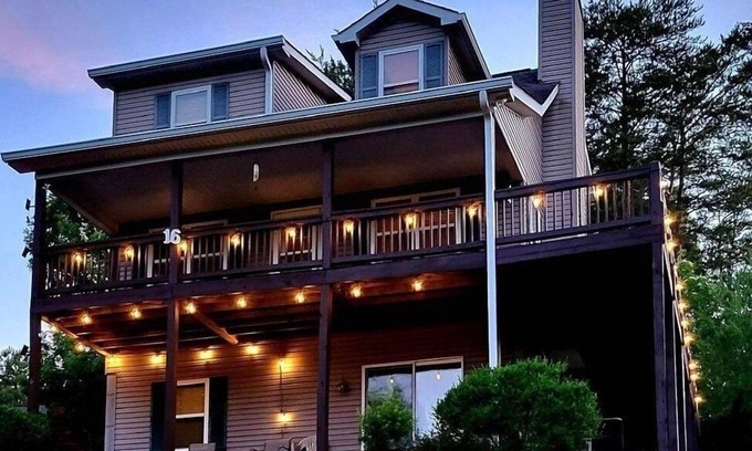 Helen Cabin | Spacious mountain home in Helen Georgia! Innsbruck Golf & Spa communityHOT TUB!