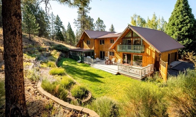 Klamath Falls Cabin | Spacious Mountain Cabin w Views! Deck & Wildlife