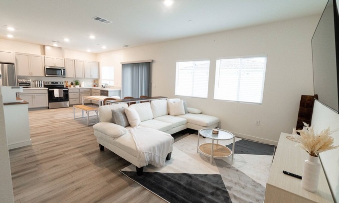 Elk Grove House | Spacious New 4-bedroom Family Friendly House in Elk Grove with WiFi and Parking