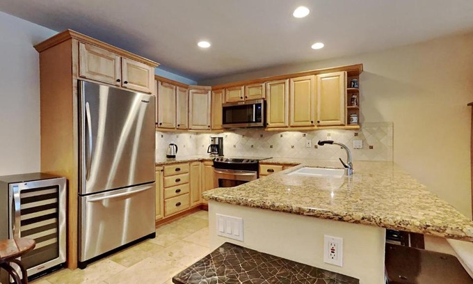 Mammoth Lakes Apartment | Spacious One Bedroom Condo in Mammoth! Free Assigned Parking - Snowbird 107