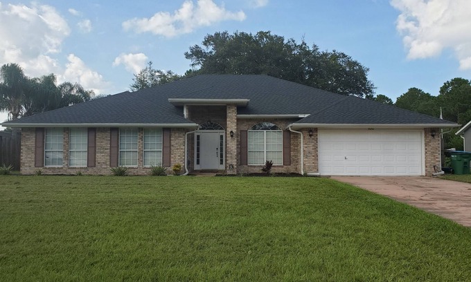 Deltona Lakes House | Spacious open concept home near the beaches and Disney attractions