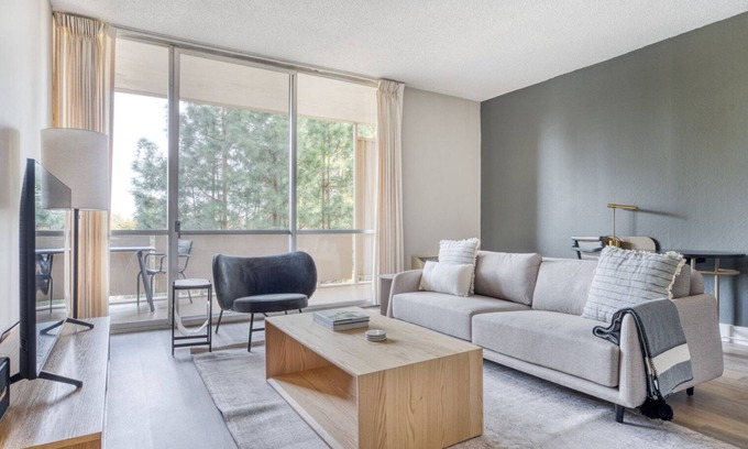 University South Apartment | Spacious Palo Alto 1BR w/Gym, Pool & Lounge, nr tech HQs, by Blueground