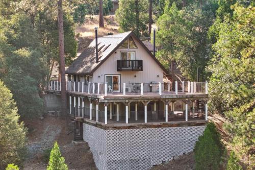 Groveland House | Spacious Pine Mountain Lake Cabin Rental with Decks