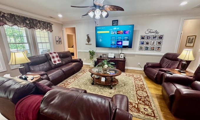 Trinity House | Spacious & Pristine 5 Bedroom 4 Bath Home on 5 Acres