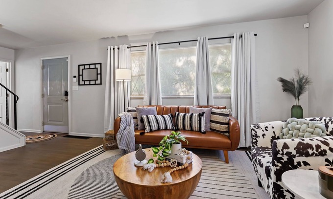 Columbus House | Spacious, Reno’d, 4Bed/2Bath Home in Central Columbus with WiFi, & Fenced yard!