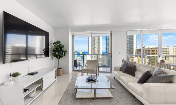 Hallandale Beach Condo | Spacious Resort Condo: Modern Comforts & Miami Vibes