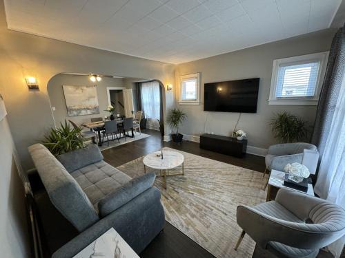 Des Plaines House | Spacious Retreat Near Convention Centers home