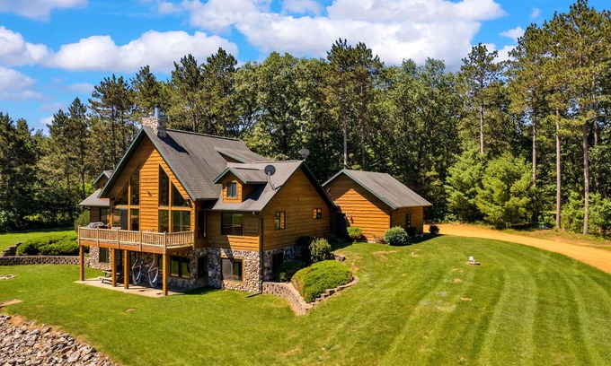 Mauston House | Spacious Retreat with Private Swimming and Fishing Pond Near Wisconsin Dells