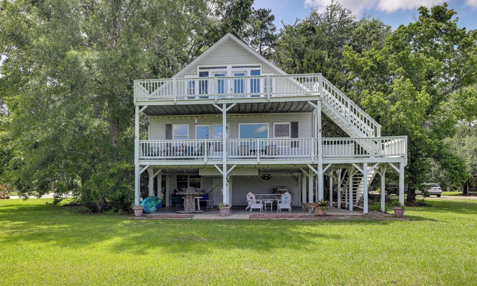 Jacksonboro House | Spacious Riverfront Cottage w/Dock in Green Pond!