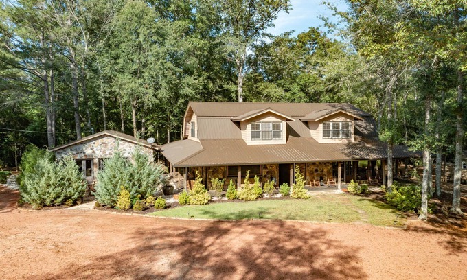 Clinton Cabin | Spacious Riverside Lodge on 370 acres near Tuscaloosa, 8 bedrooms - sleeps 15