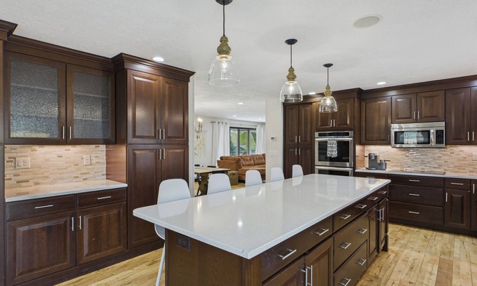 Sioux Falls House | Spacious Sleeps 18+ 6-bedroom house with movie theatre, sports court, huge yard