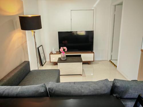 Hornsby House | Spacious Studio with Garden close 2train&Westfield