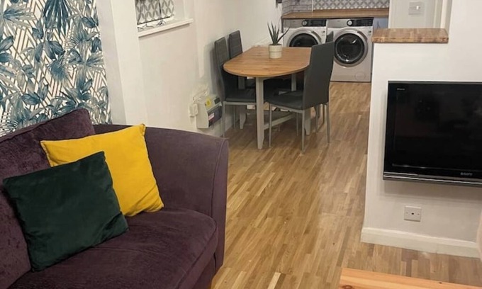 Gravesend Apartment | Spacious & Stylish 2 Storey, 3 Bed Apartment