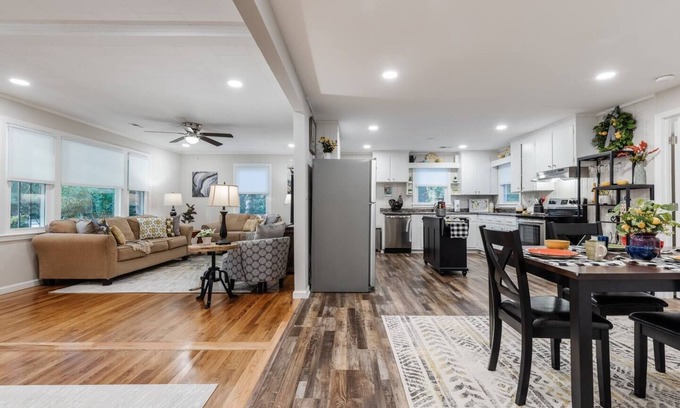 Landrum House | Spacious & Stylish ~ Near TIEC ~ Patio ~ Fire Pit!