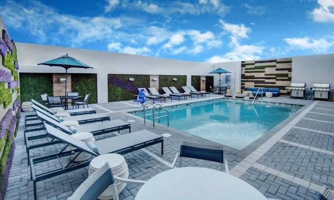 Flagami Hotel | Spacious Suite near Miami Airport with Kitchen & Breakfast | Outdoor Pool