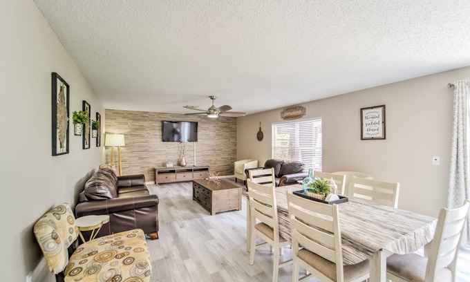 Spring Hill House | Spacious Sunshine Estate*Pool*Beaches*Near Springs