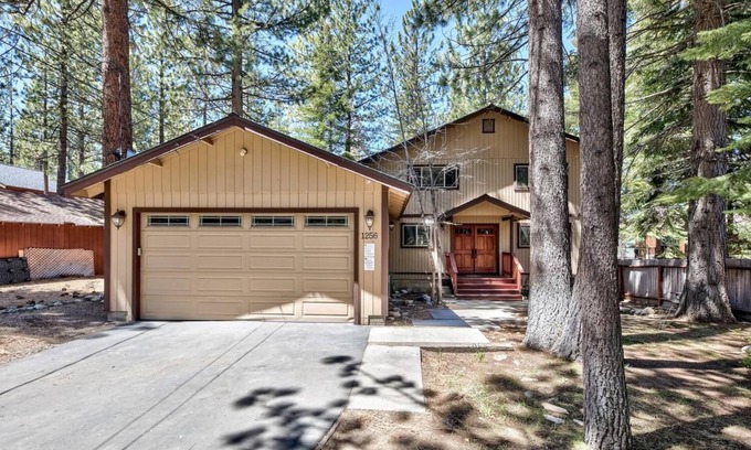 Pioneer Trail House | Spacious, Tasteful, 4 Bed Home: Hot tub, Pool table.
