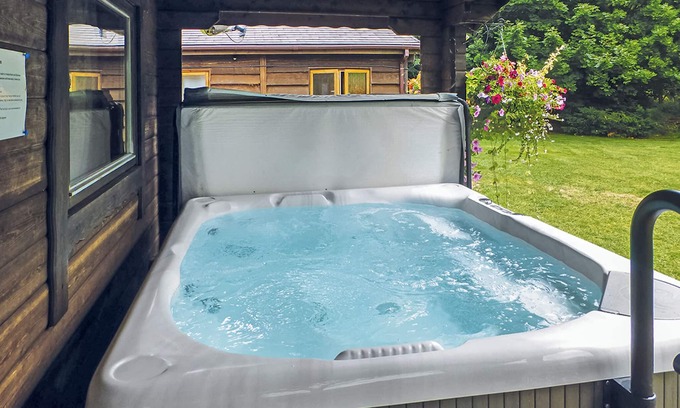 Cullompton Ski Chalet | Spacious timber lodge with one double and one single in one room.