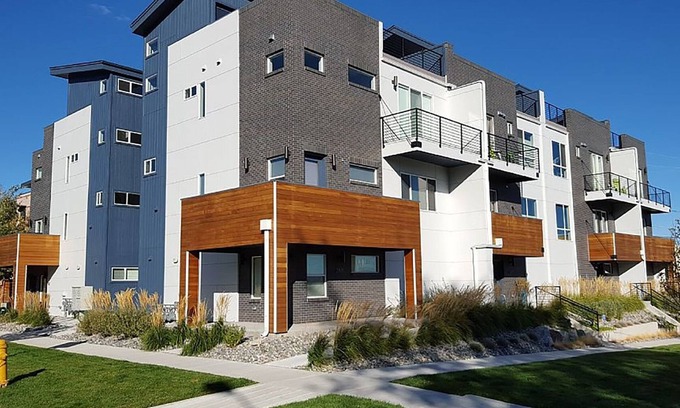 Jefferson Park House | Spacious Townhouse with Rooftop Deck! Super close to Downtown Denver!