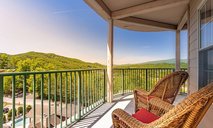 Pigeon Forge Condo | Spacious Unit w/Beautiful Sunset Mountain Views Wraparound Balcony 4005