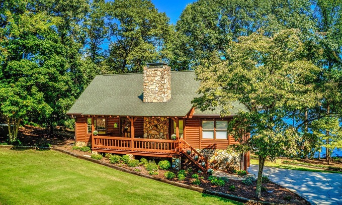 Terrell House | Spacious 5-bedroom 3.5 bath log cabin with amazing Lake views and hot tub!