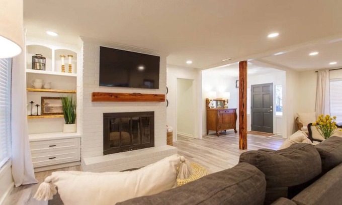 Valdosta House | Spacious Valdosta Retreat + Screened Porch, Large Yard & Peaceful Vibes