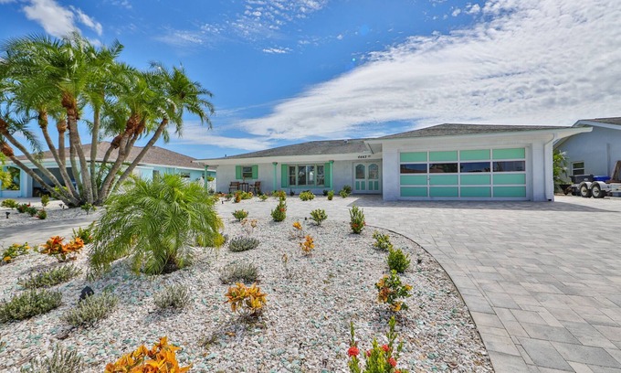 Apollo Beach House | Spacious waterfront home in Apollo Beach w/private swimming pool and boat dock.