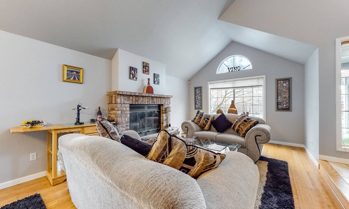 Windsor House | Spacious Wine Country Getaway w/Private Backyard, Updated Kitchen & AC