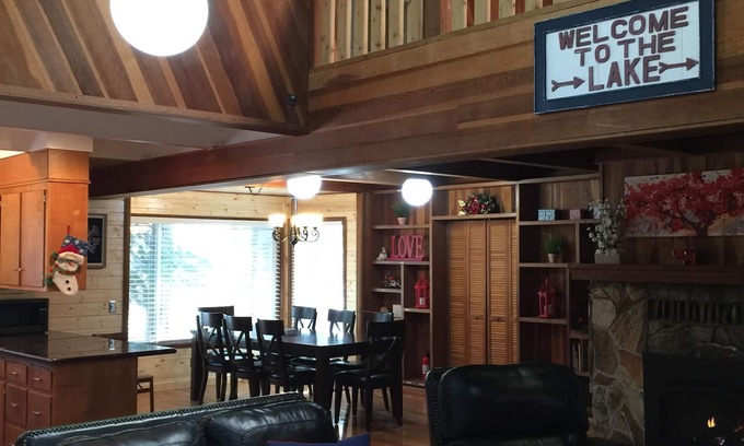 South Lake Tahoe House | Spacious Wooden Cabin, Next To Golf Course, River, and Trails - sleep 10