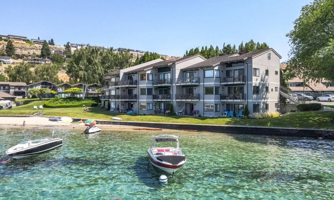 Chelan Condo | Spader Bay 41- Beach, Pool, Hot tub, Lake Views!
