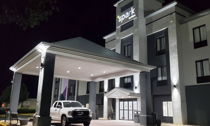 Lansing Hotel | Spark by Hilton Lansing