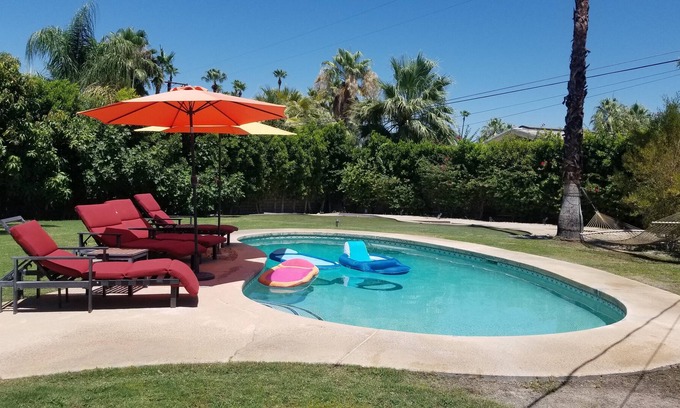 Palm Desert House | Sparkling backyard pool /Postmodern Paradise