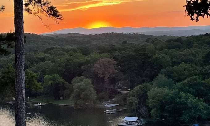 Jones Mills Condo | Spectacular mountain & Lake Catherine view w/sunsets. All rooms updated in 2023!