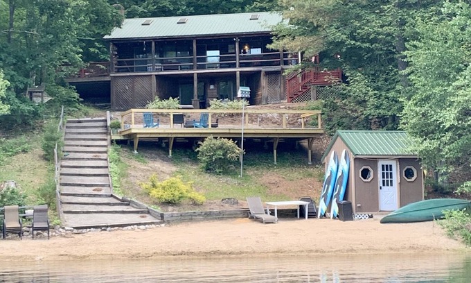East Wakefield Cabin | Spectacular 3 BD/3BT Waterfront Log Cabin w/Hot Tub & 100' Private Sandy Beach
