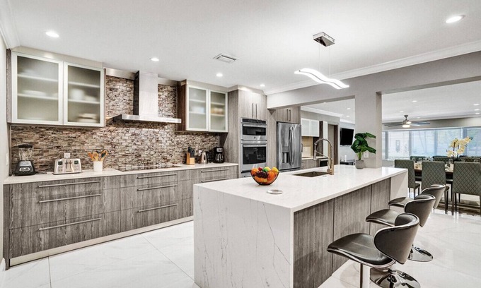 South Lake Villa | Spectacular 5BR/5BA Villa in Hollywood Lakes