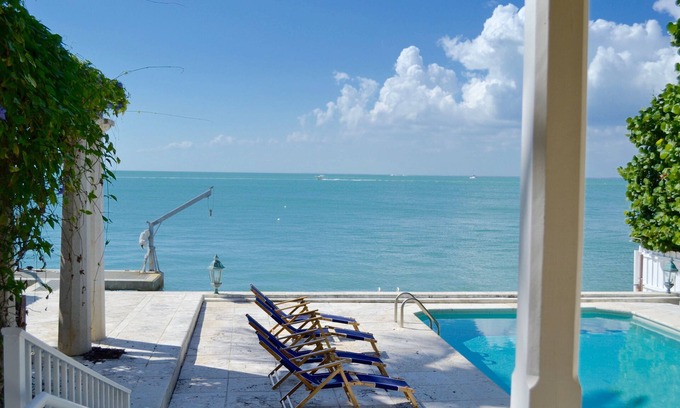 Key Biscayne Villa | Spectacular 6 bedrooms waterfront in the exclusive island of Key Biscayne