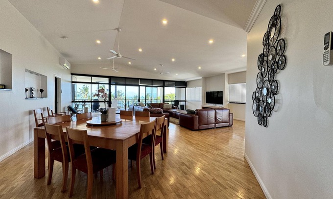 North Ward Apartment | Spectacular Beachfront Penthouse 5/103 The Strand - Executive Beachfront Penthouse on The Strand