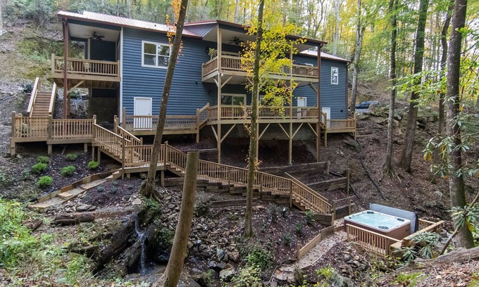 Marble House | ❤️ SPECTACULAR CABIN! 4BR for 8, Waterfalls, Hot-Tub, Fire-Pit, Private 3 acres ❤️