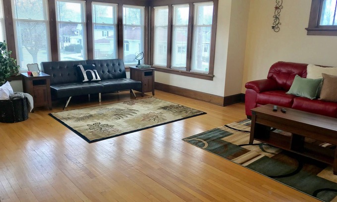 Racine House | Spectacular! Professionally Cleaned, Self Check In - Sleeps 8