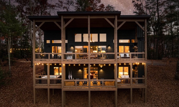 Epworth House | Spectacular Views - Golden Tee - Shuffle Board - Hot Tub - 4 King Rooms