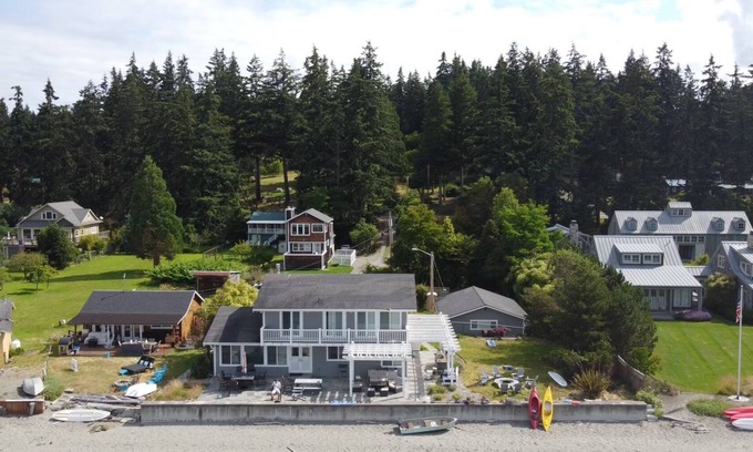 Freeland House | Spectacular Whidbey Island Beach Front Estate - on sandy Mutiny Bay