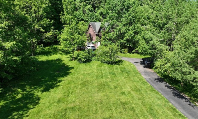 Lancaster Cabin | *Spectrum Wi-Fi, firepit, pet friendly, playground