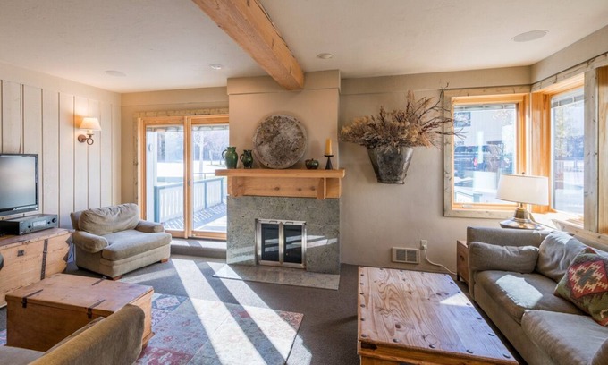 Warm Springs Condo | Spend Holidays in Sun Valley! Lovely Warm Springs Condo Within Walking Distance