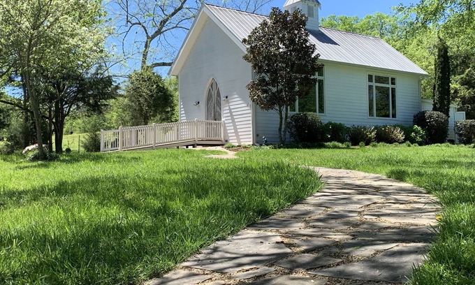 Franklin House | Spotless Cottage in Gorgeous Setting, Pet Friendly