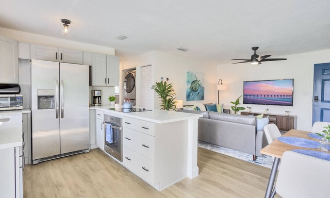 Dunedin Condo | Spotlessly Clean Comfy King Beds 1 Mi To Honeymoon Isle Beach Pass Included