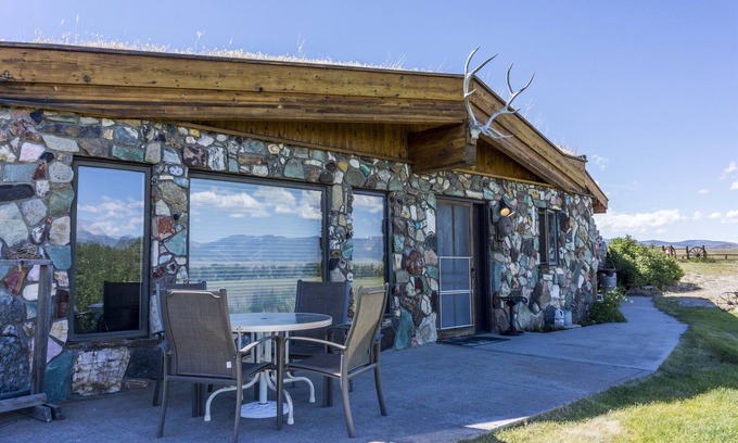 Ennis House | Spring Creek Retreat on the Madison River