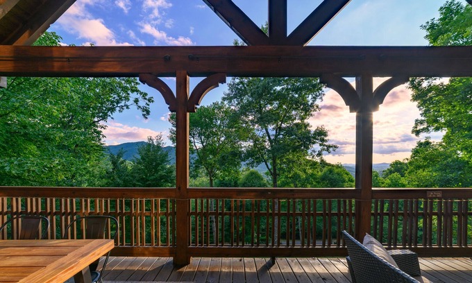 Hayesville Cabin | Spring is in the air. Cozy cabin 3b/3ba, views of the Smokies. Near Nantahala!
