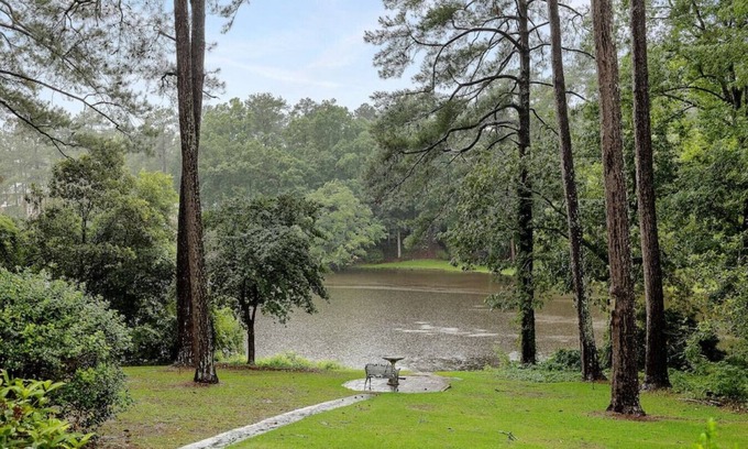 Forest Acres House | Spring Lake Overlook | Mins to Fort Jackson
