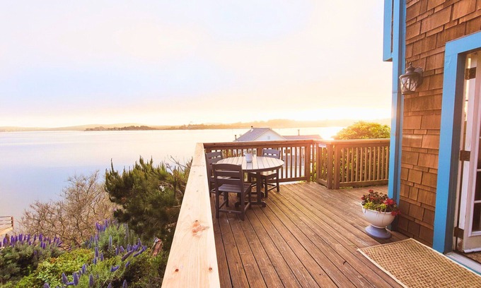 Bodega Bay Cottage | Spring Lily! Amazing View! Hot Tub! Serene house & WiFi in beautiful Bodega Bay