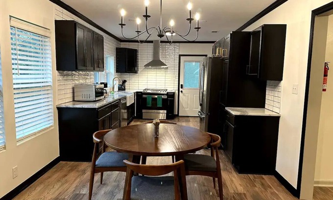 College Park House | Springhill Bungalow-cozy bungalow located in the Springhill area.nn